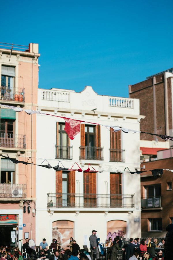 En Barcelona una cadena de sujetadores como metáfora visual encarna el poder femenino del vecindario
